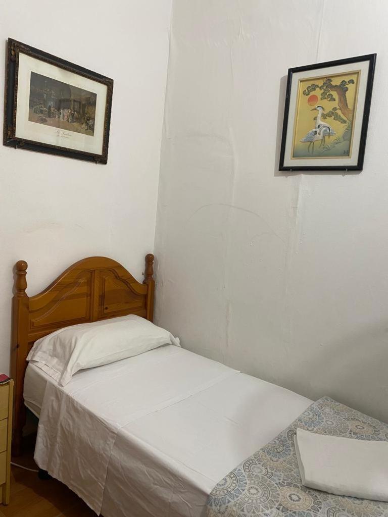 Chambre Simple avec Toilettes et Douche Communes