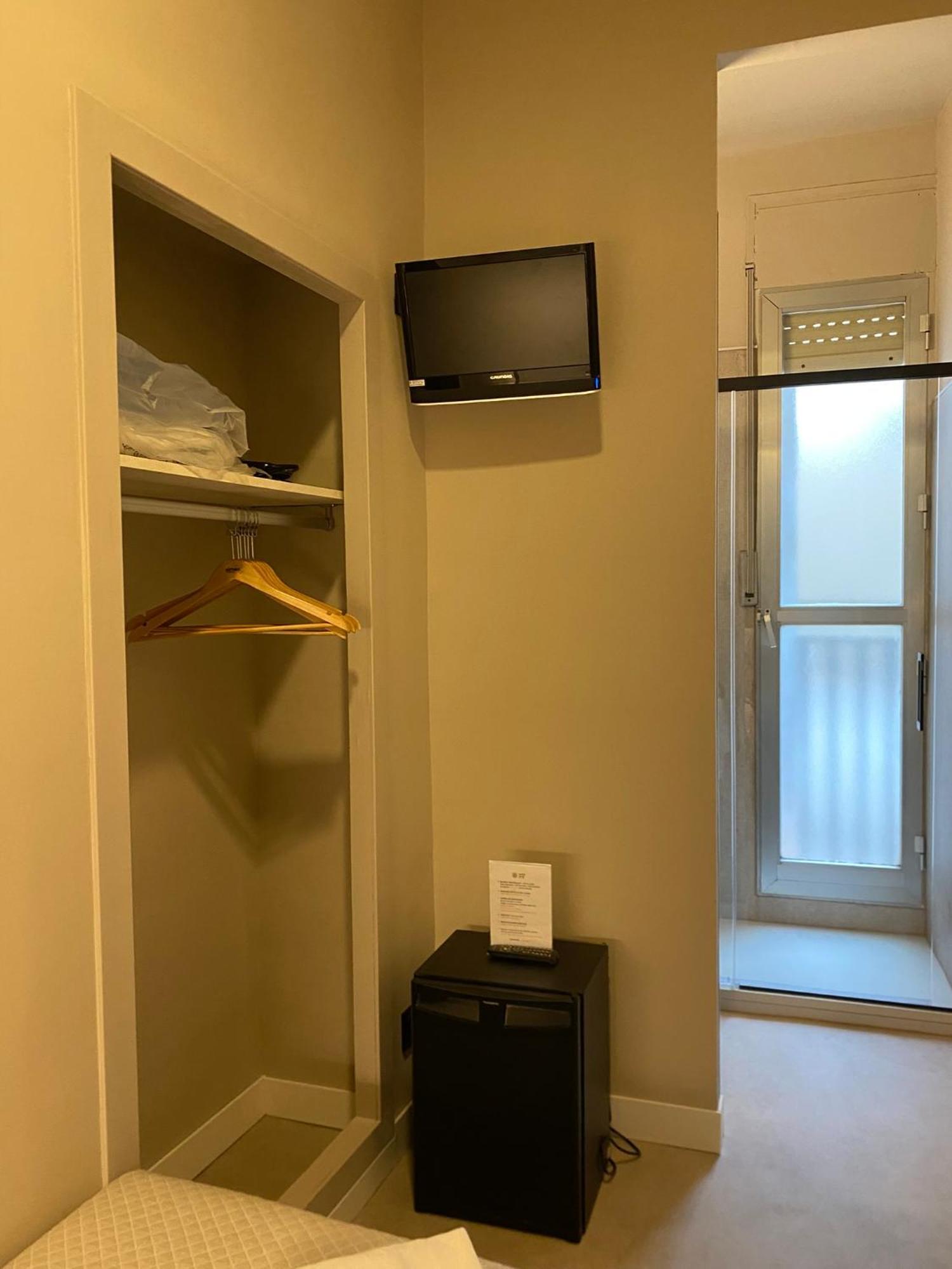 Chambre Simple avec Toilettes et Douche Communes