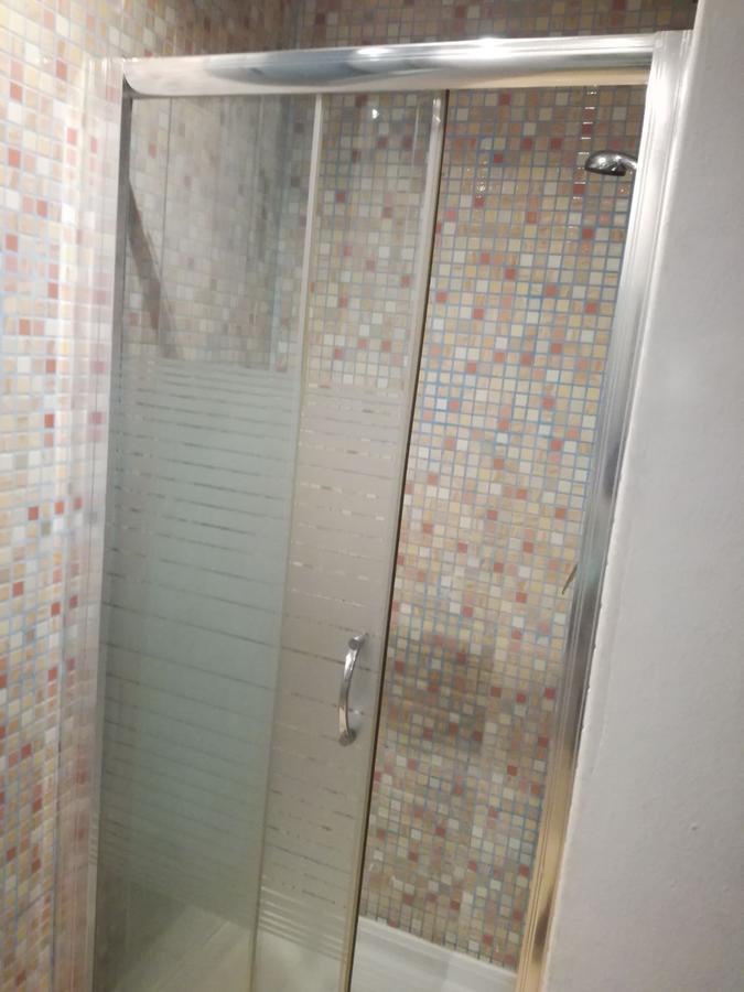 Chambre Double Basique avec Salle de Bains Commune et Douche Privative