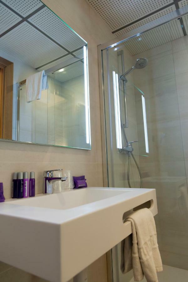 Single Room Bathroom