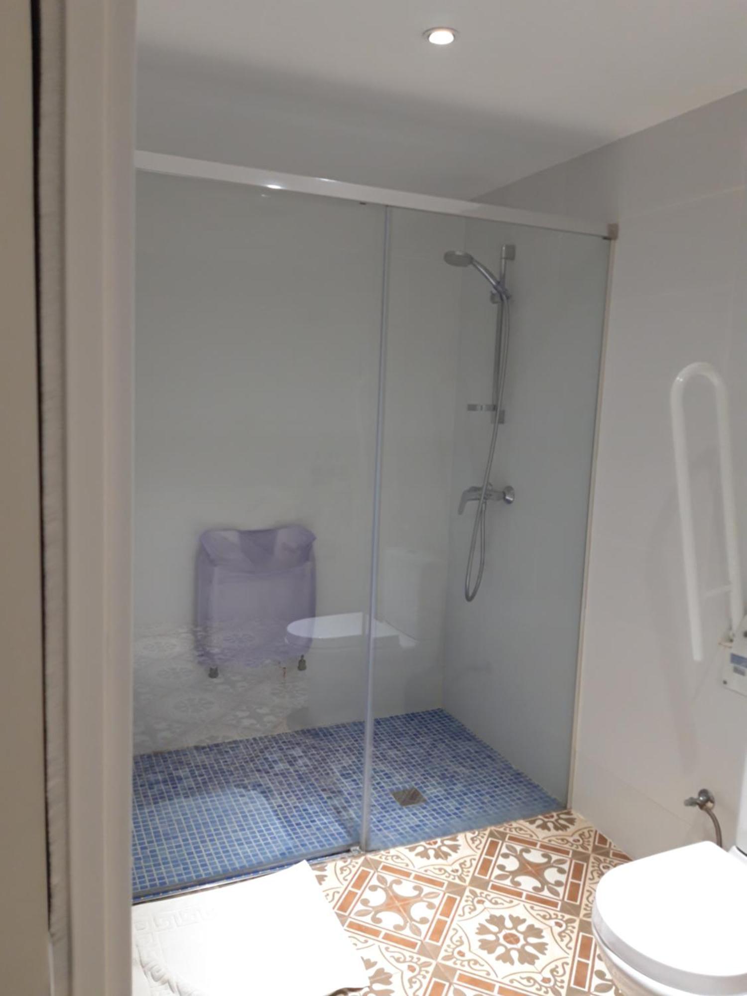 Chambre Simple avec Salle de Bains Privative - Accessible aux Personnes à Mobilité Réduite