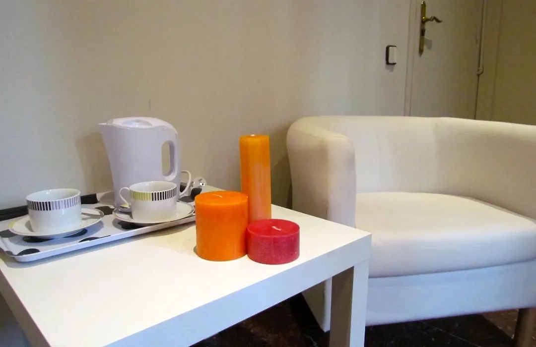 Barcelona City Street Hostal-1