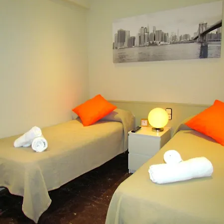 Barcelona City Street Hostal-2