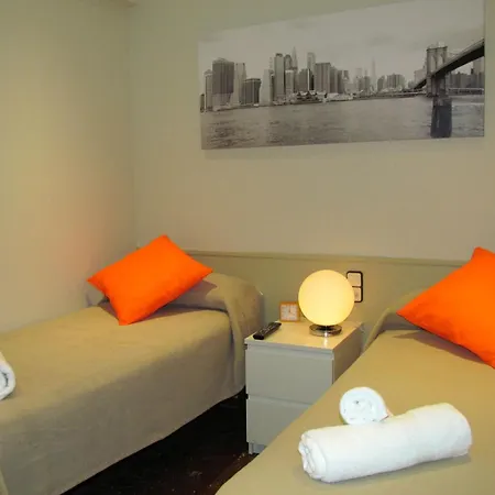 Barcelona City Street Hostal-3
